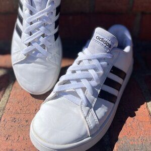 ADIDAS Grand Court 2 Youth Boys/Girls WHITE/BLACK STRIPES CLOUDFOAM Sneakers